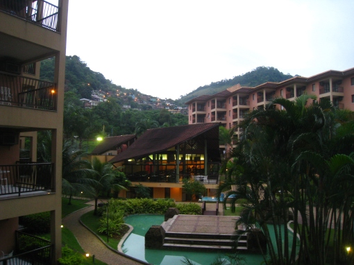 Het hotel met in de achtergrond een wijk van Angra dos Reis