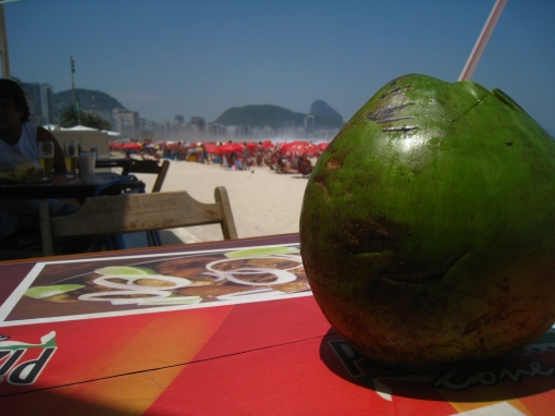 Genieten van een verse kokosnoot op Copacabana